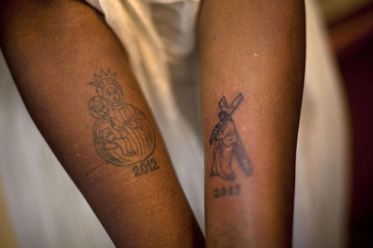 69 Best Small Cross Tattoo Ideas, image size:1200x800