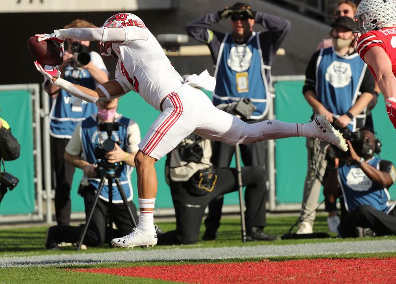Utah Utes running back Micah Bernard (2) catches a touchdown during the Rose Bowl.