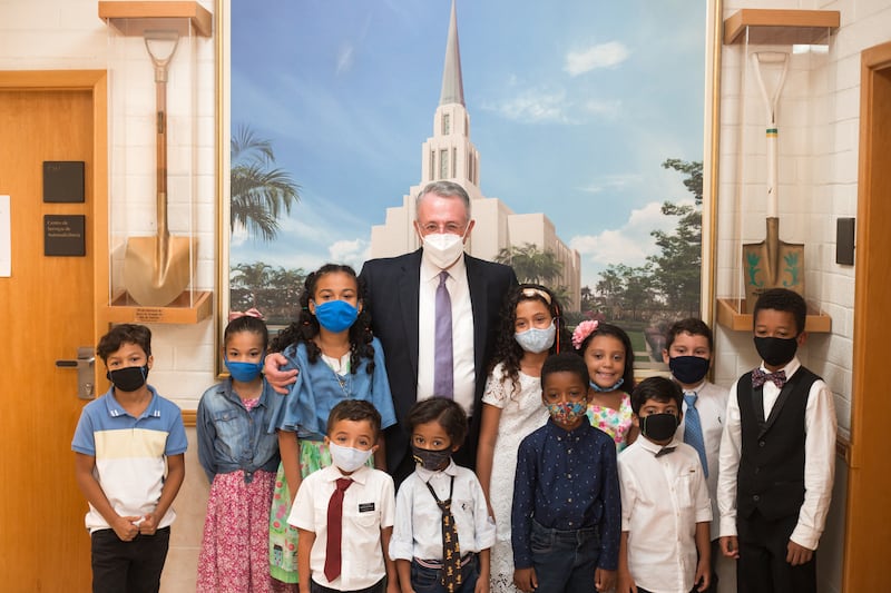 Elder Ulisses Soares of the Quorum of the Twelve Apostles poses with children in Rio de Janeiro, Brazil on March 20, 2022,