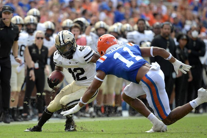Florida linebacker Mohamoud Diabate makes chase on Vanderbilt running back Patrick Smith Saturday, Oct. 9, 2021.