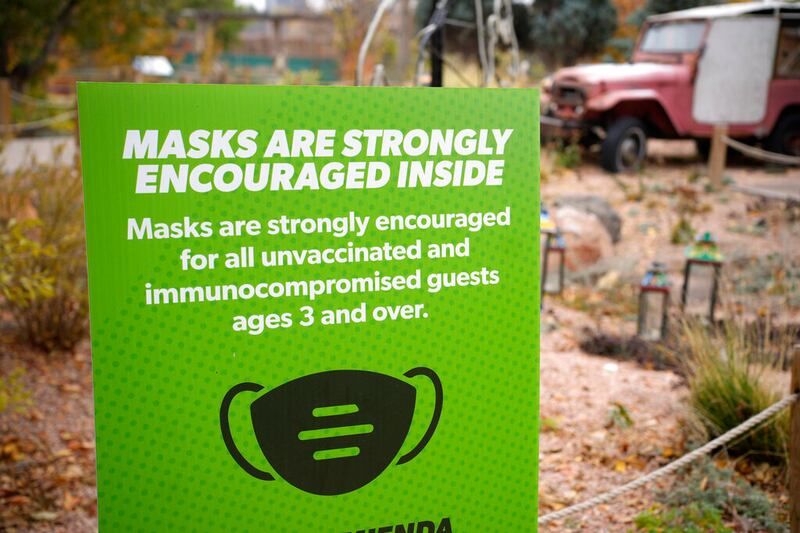 A sign asking people to wear face coverings.