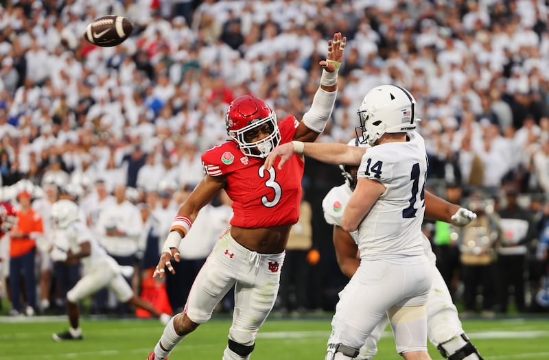 Utah Utes LB Mohamoud Diabate tries to knock the ball down as Penn State Nittany Lions QB Sean Clifford passes during the Rose Bowl on Jan. 2, 2023.