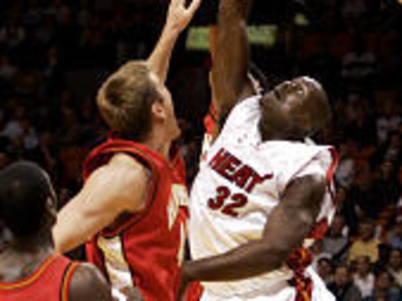 Miami's Shaquille O'Neal (32) dunks over Atlanta's Jason Collier and Royal Ivey (36).