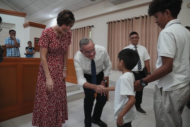 Elder Kearon visits Latter-day Saints, friends in disaster-stricken Cebu, Philippines