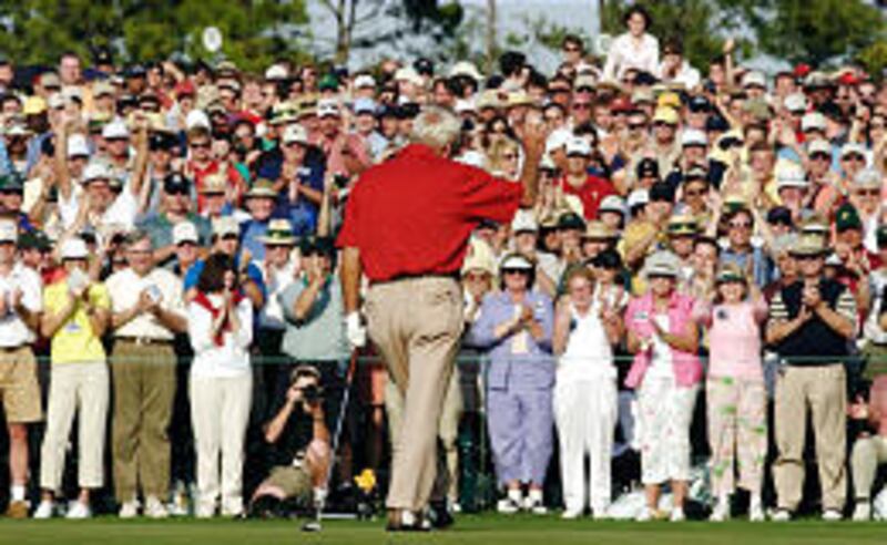 Arnold Palmer acknowledges gallery applause at the 18th hole after playing his final Masters round.