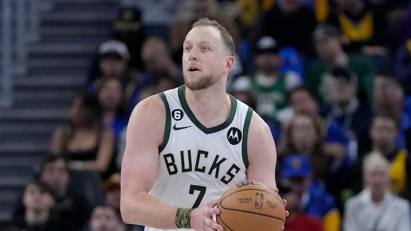Milwaukee Bucks guard Joe Ingles passes