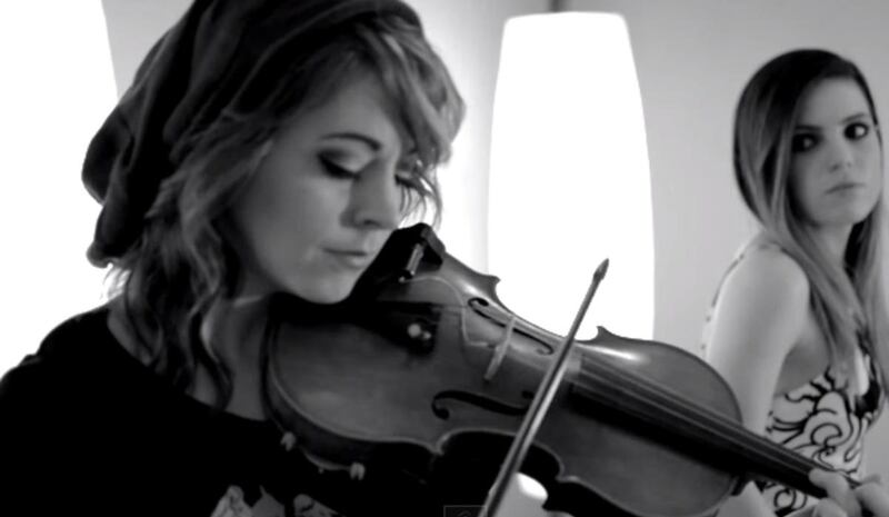 Lindsey Stirling performs Echosmith\'s \"Bright\" with indie-pop singer Sydney Sierota.