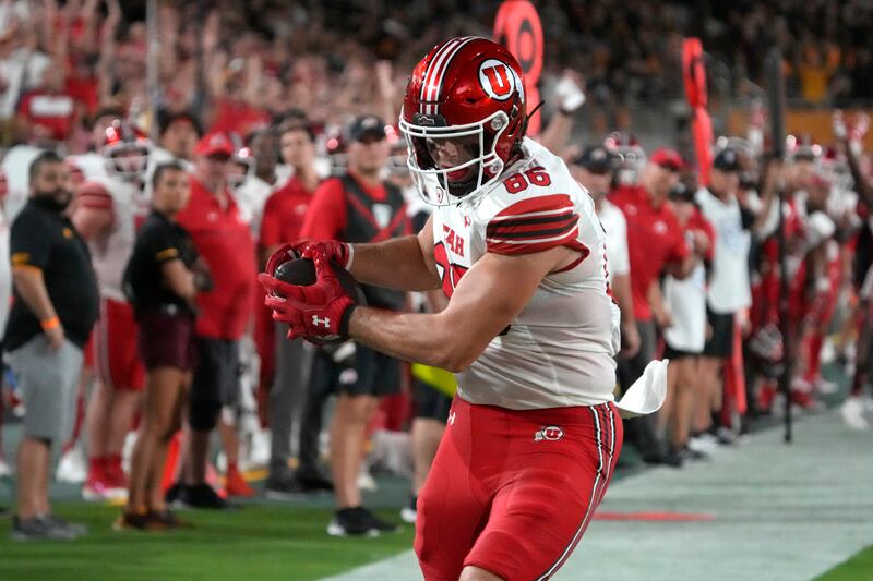 Utah tight end Dalton Kincaid scores a touchdown against Arizona State during the first half of an NCAA college football game Saturday, Sept. 24, 2022, in Tempe, Ariz.