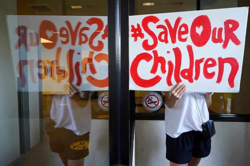 An anti-vaccine mandate protester holds a sign outside of the Los Angeles Unified School District.