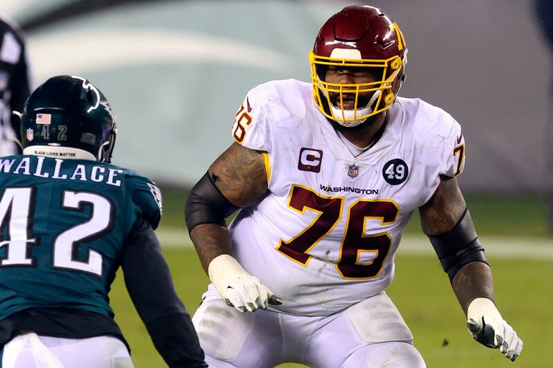 Washington Football Team’s Morgan Moses (76) blocks against the Philadelphia Eagles. Moses is reportedly signing with the New York Jets.