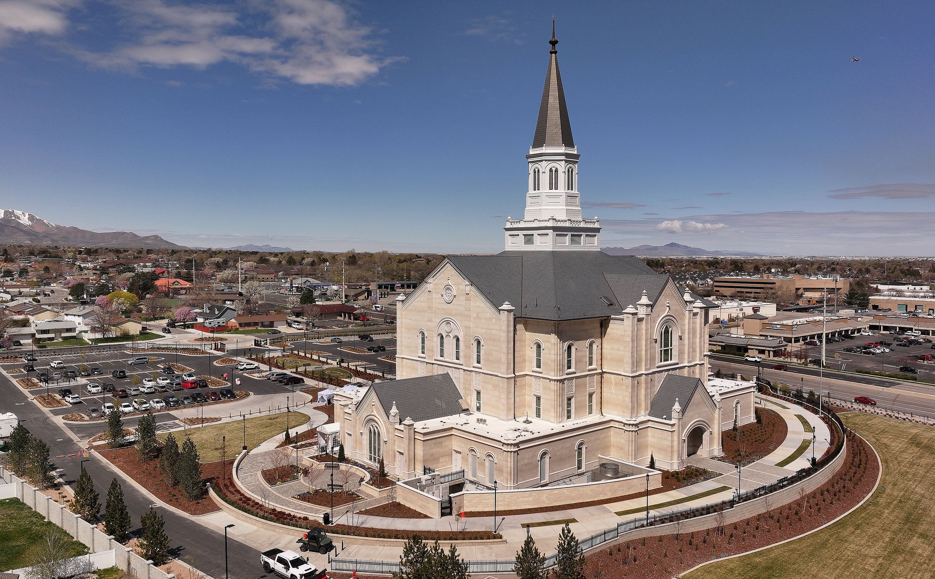 'Unprecedented access': Frequently viewed Taylorsville Utah Temple opens to public – Deseret News - Vimarsana News