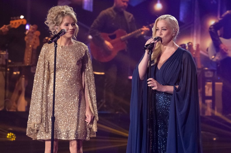 "American Idol" contestant Hannah Harper, left, performs Martina McBride's "A Broken Wing" with Kellie Pickler.