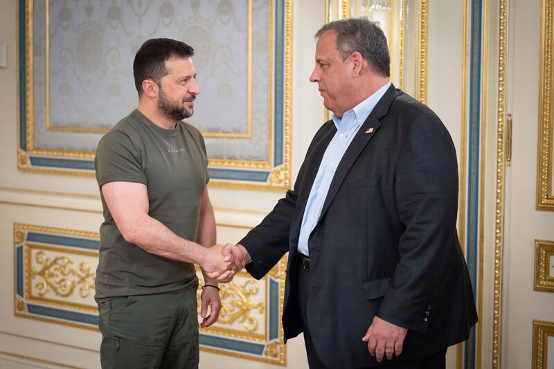 Ukrainian President Volodymyr Zelenskyy and former New Jersey Gov. Chris Christie shake hands.