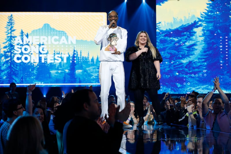 “American Song Contest” hosts Snoop Dogg and Kelly Clarkson on the set of “American Song Contest.”