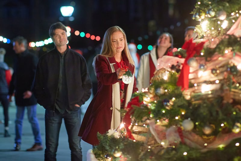 Corey Sevier and Cindy Busby in “Everything Christmas.”
