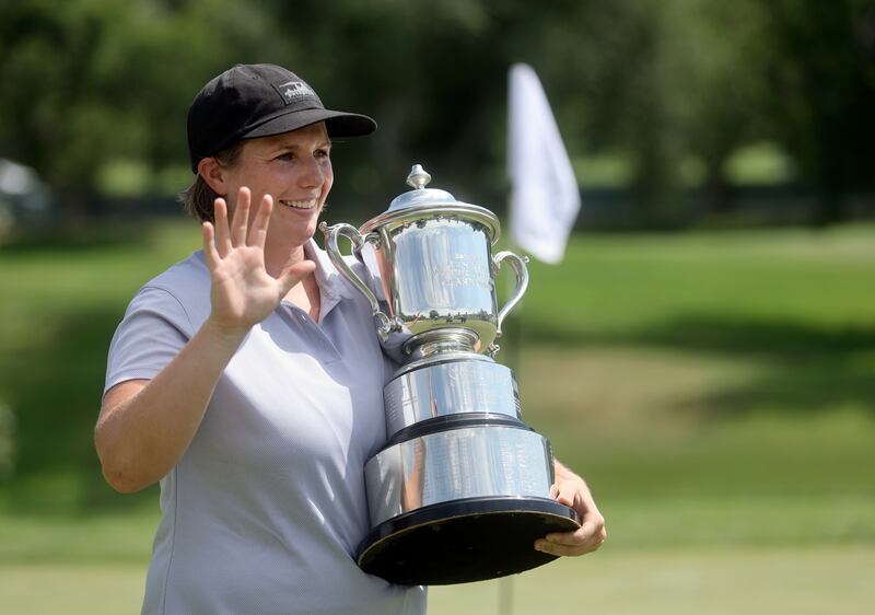 Kelsey Chugg holds up five fingers as she poses for photos after winning the 116th annual Utah Women’s State Amateur for the fifth time in 2022.