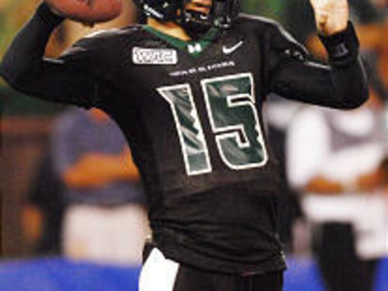 QB Colt Brennan, here looking to pass against Oregon State, is the first Hawaii player to earn WAC offensive player of the year award.