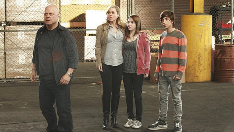 Michael Chiklis, left, Julie Benz, Kay Panabaker and Jimmy Bennett in "No Ordinary Family."
