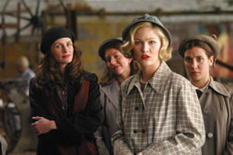 Julia Roberts, left, portrays an idealistic art teacher in "Mona Lisa Smile." Among her students is Joan Brandwyn, played by Julia Stiles, front.