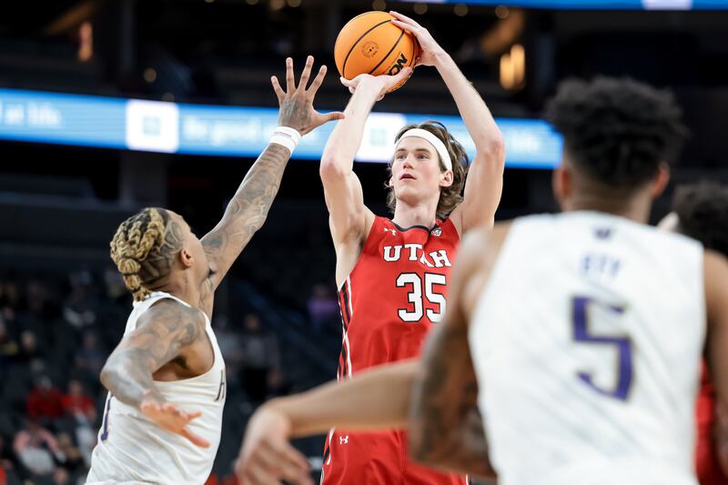 Utah Utes center Branden Carlson (35) shoots over Washington Huskies forward Nate Roberts (1).