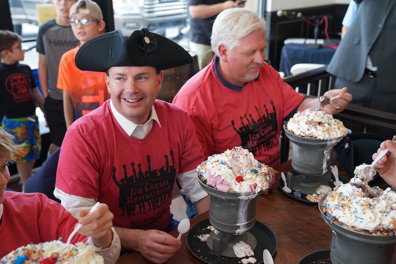 Mike Lee and Glenn Beck eat patriotic ice cream in Utah