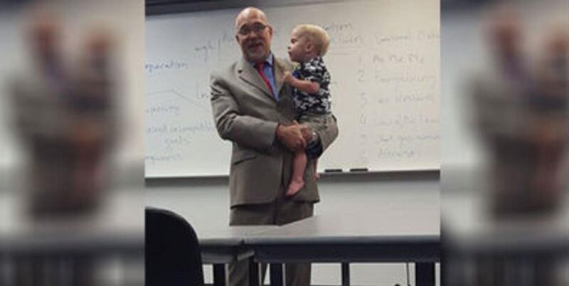 DeVry Univeristy professor Joel Bunowske decided to hold a child in class to show his students the difficulties of being a single mother.