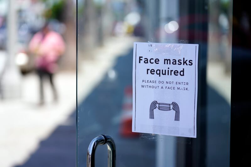 A sign advises shoppers to wear masks in Los Angeles.