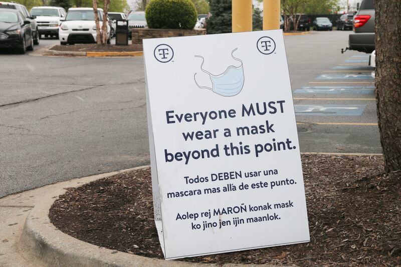 A sign telling employees to wear a face mask to stop COVID-19.