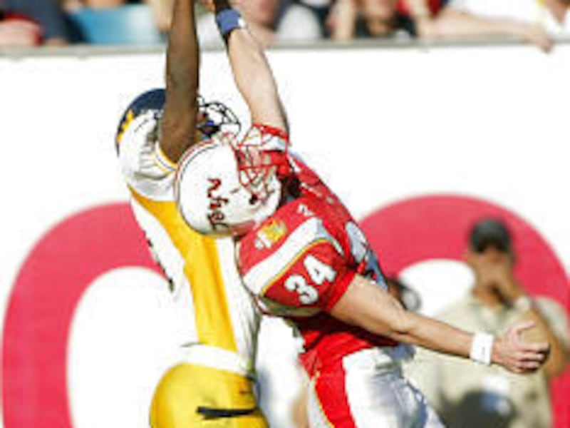 Maryland receiver Steve Suter, right, makes a catch in front of Lance Frazier during the third quarter of the Gator Bowl.