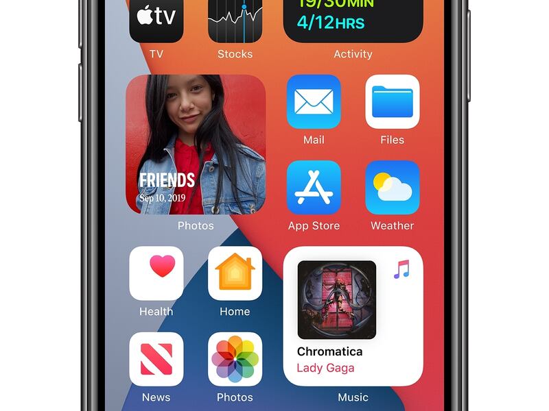 Apple previews iOS 14, introducing the biggest update ever to Home Screen pages, a new way to tap into the App Store with App Clips, powerful updates to Messages, and more.