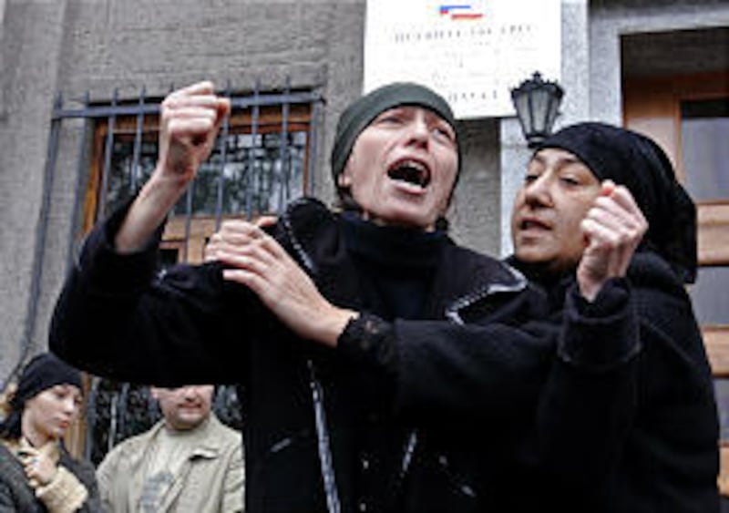 Women who lost family members in the deadly school siege demand a meeting with North Ossetia's president in Vladikavkaz.