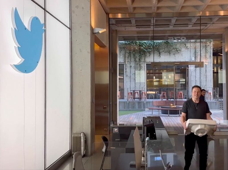 This image from the Twitter page of Elon Musk shows Musk entering Twitter headquarters carrying a sink.