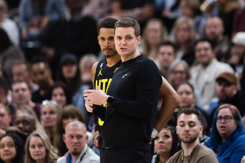 Utah Jazz head coach Will Hardy talks to Utah Jazz forward Juan Toscano-Anderson