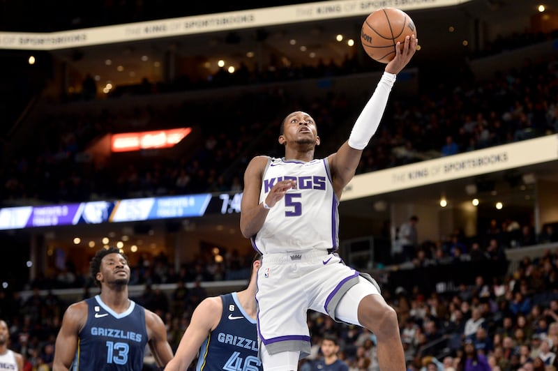 Sacramento guard De’Aaron Fox shoots during game against Memphis, Tuesday, Nov. 22, 2022, in Memphis, Tenn.