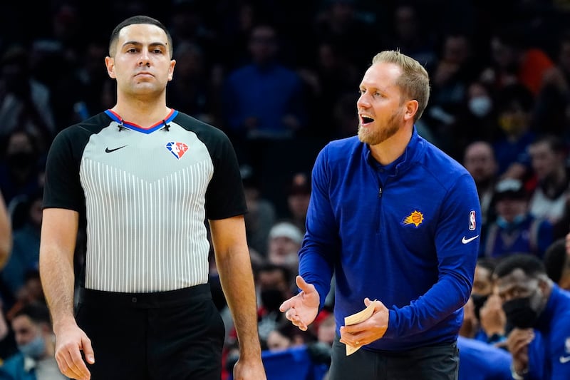 Phoenix Suns assistant coach Kevin Young, right, argues with a referee during game against the Oklahoma City Thunder Wednesday, Dec. 29, 2021, in Phoenix.