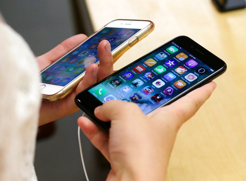 Lisa Gao holds two iPhones in her hand.