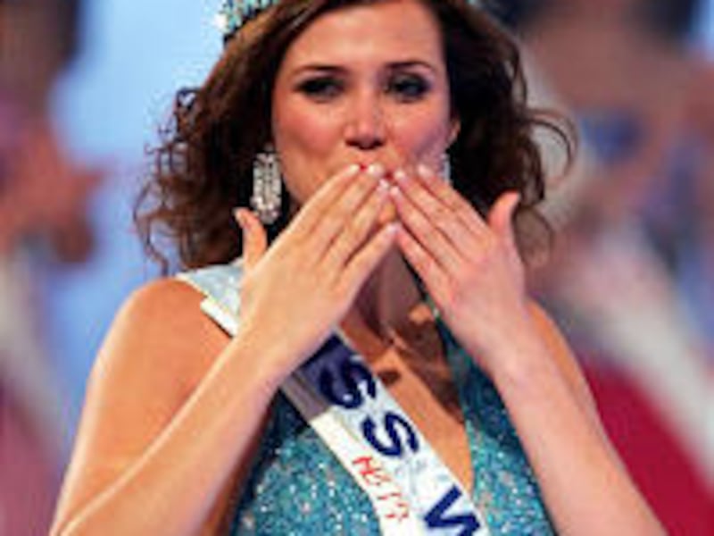 Miss World Maria Julia Mantilla Garcia thanks the audience.