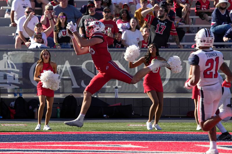 Utah tight end Dalton Kincaid, wearing red, catches a touchdown