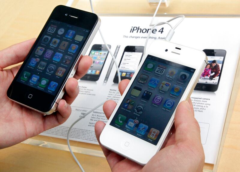 A customer compares his black iPhone to a white iPhone.