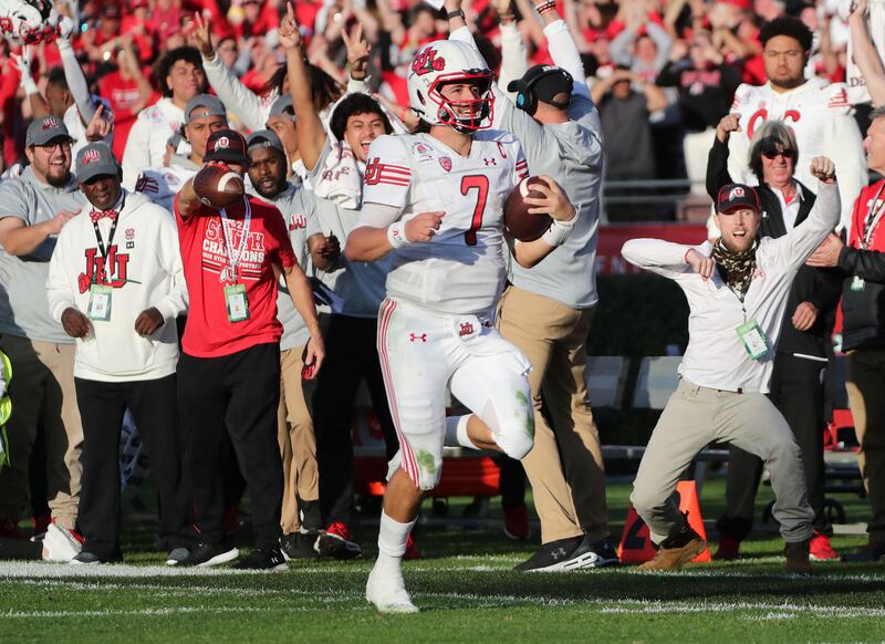 Utah Utes quarterback Cameron Rising (7) runs during the Rose Bowl in Pasadena, Calif., on Saturday, Jan. 1, 2022.