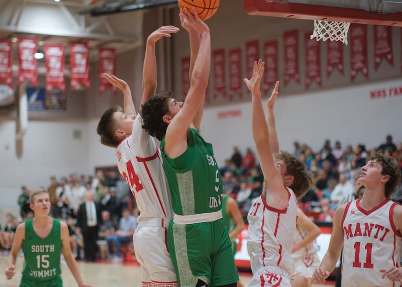 South Summit senior forward Logan Woolstenhulme goes up for a basket against Manti forward Austin Thomas. South Summit beat Manti, 59-56, in the I-Four Media Invitational on Dec. 8, 2023, at Manti High School.
