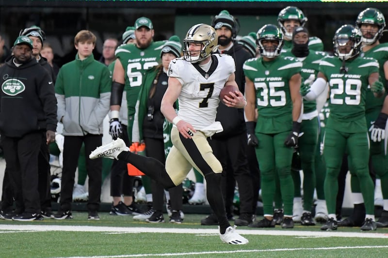 New Orleans Saints quarterback Taysom Hill runs for a touchdown against the New York Jets.