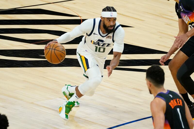 Utah Jazz guard Mike Conley (10) against the Phoenix Suns