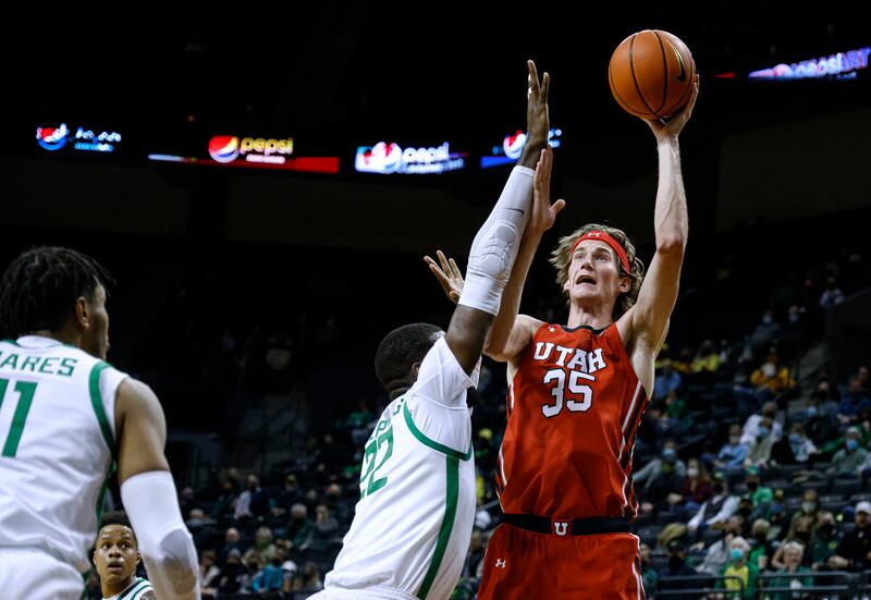 Utah center Branden Carlson shoots over Oregon center Franck Kepnang.