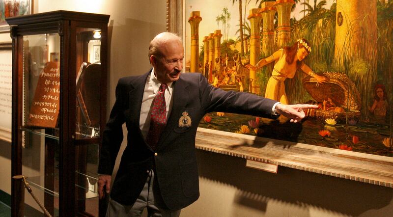 Arnold Friberg talks about his painting “The Finding of Infant Moses” during an exhibit in Utah in March 2006.