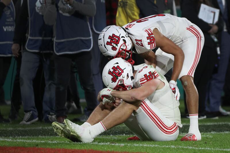 Utah Utes receiver Solomon Enis, right, talks with tight end Brant Kuithe during the Rose Bowl in Pasadena, Jan. 1, 2022.