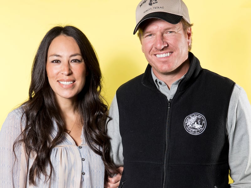 In this March 29, 2016 photo, Joanna Gaines, left, and Chip Gaines pose for a portrait in New York to promote their home improvement show, "Fixer Upper," on HGTV. (Photo by Brian Ach/Invision/AP)