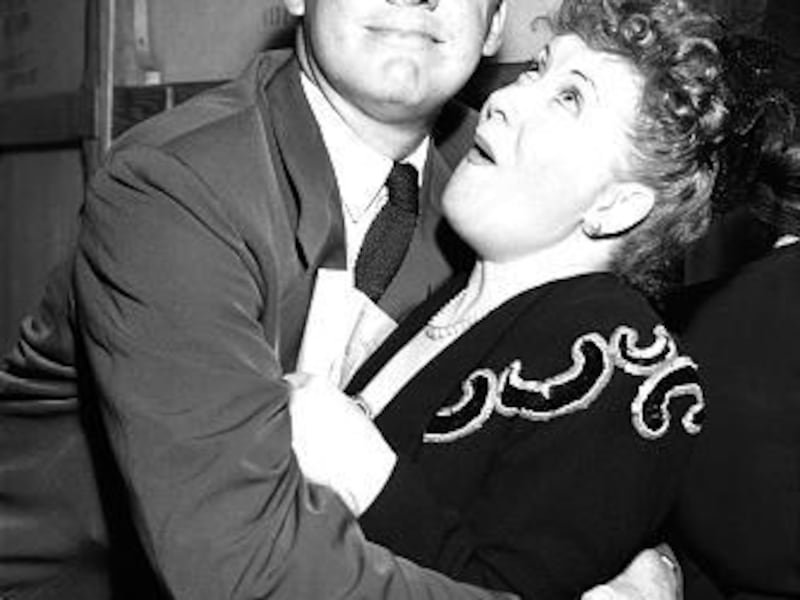 Van Johnson embraces Gracie Allen during a 1944 appearance on the "Burns and Allen Show." Johnson died Friday at an assisted living center in Nyack, N.Y.