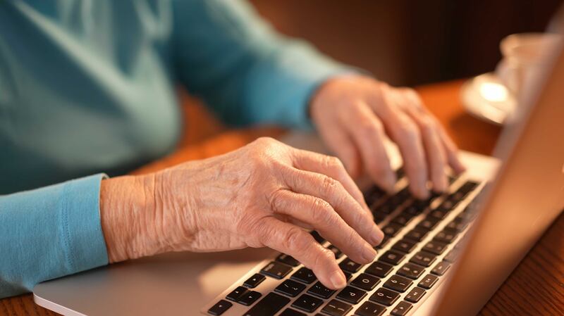 Older adults who regularly used the internet show a lower risk of dementia, according to a recent study.