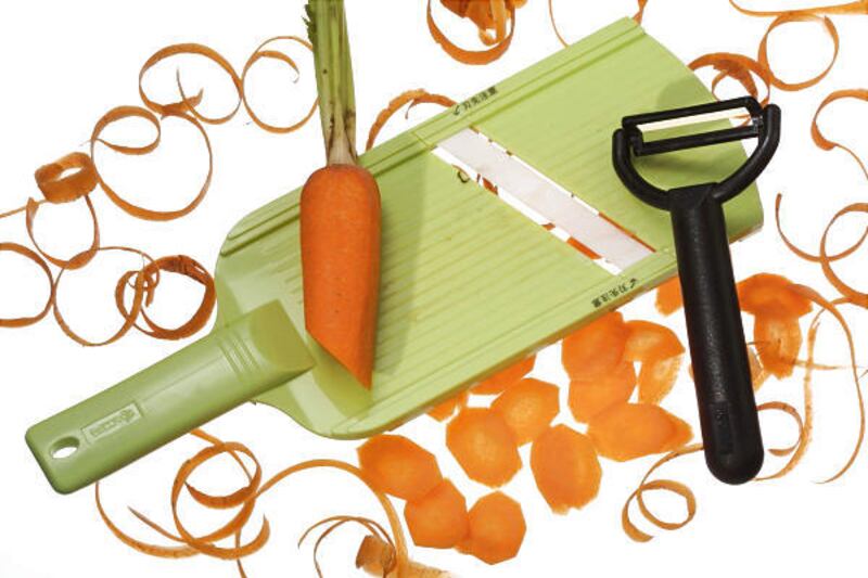 Some freshly cut fruits and vegetables oxidize quickly (the surfaces turn brown). This process can be slowed by storing them properly.